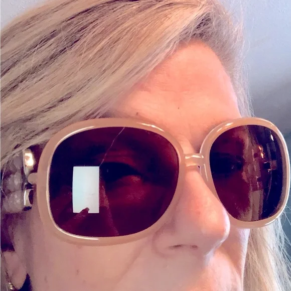 Burberry sunglasses in case - Picture 2 of 7